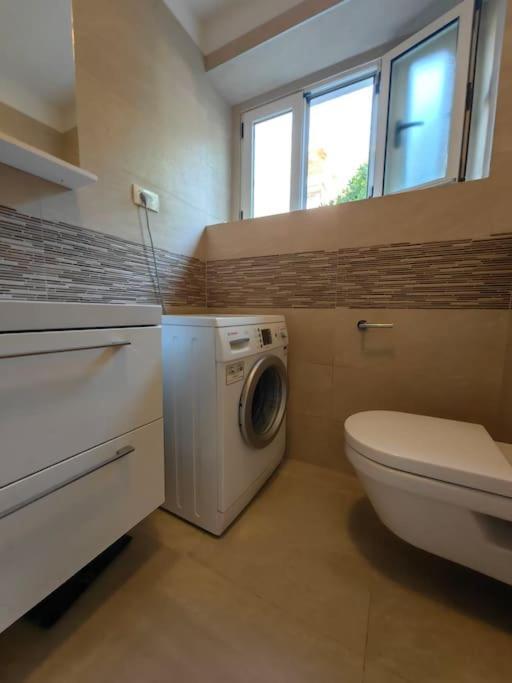 New 1 Bedroom Near Center And Beach Split Exteriör bild